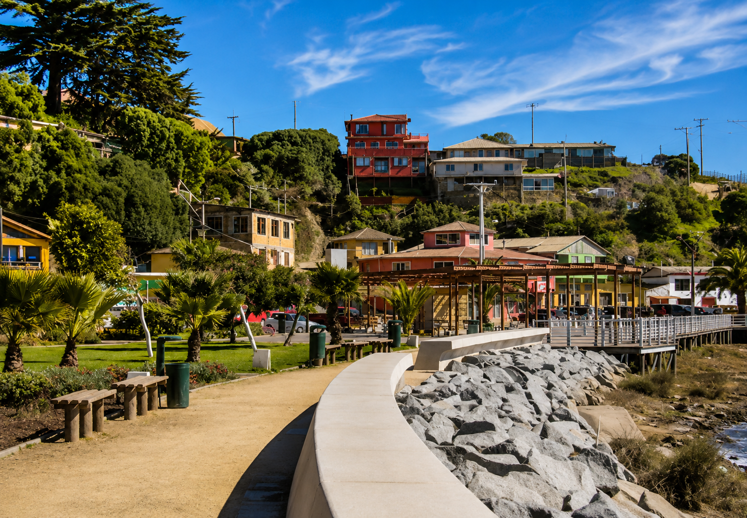 Paseo costero y viviendas de Bucalemu
