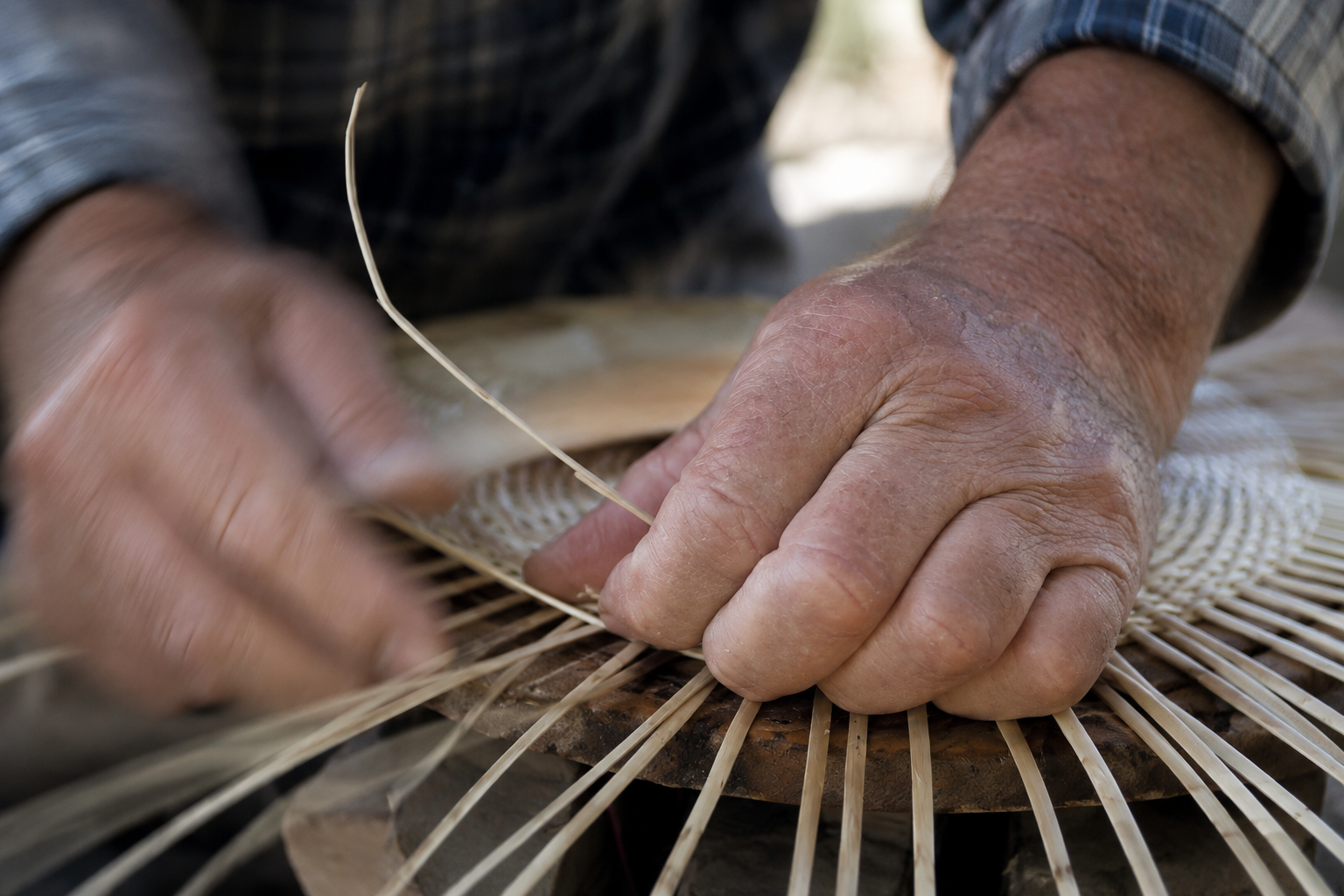 Artesano tejiendo mimbre en Chimbarongo