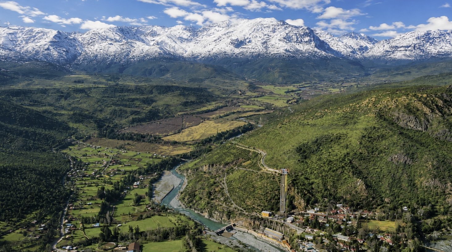 Vista aérea de Coya, el río Cachapoal y la cordillera de los Andes